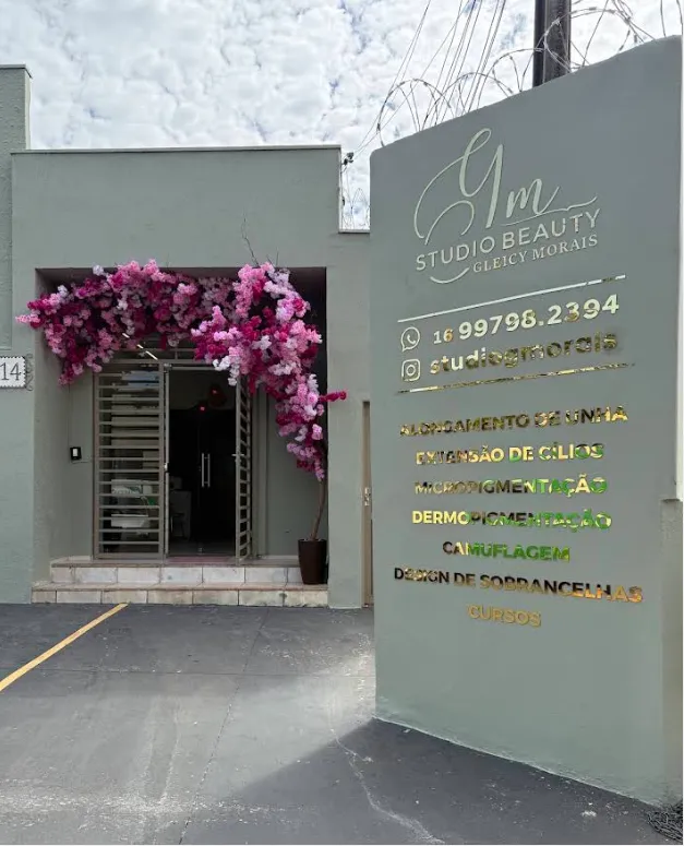 Fachada do Studio Beauty Gleicy Morais com placa de identificação e endereço
