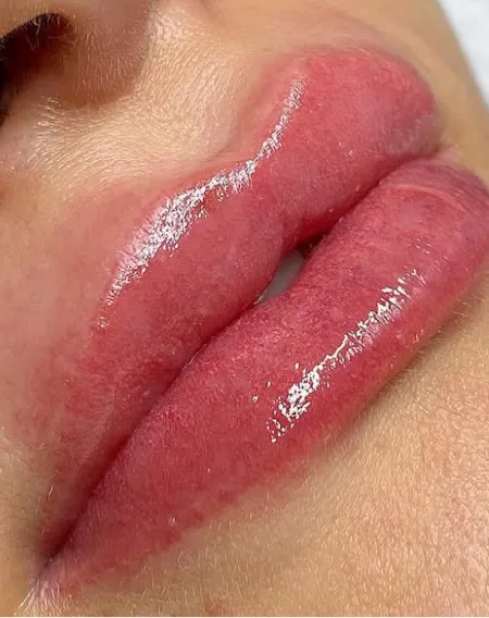 Resultado de micropigmentação labial, com cor uniforme e contorno definido